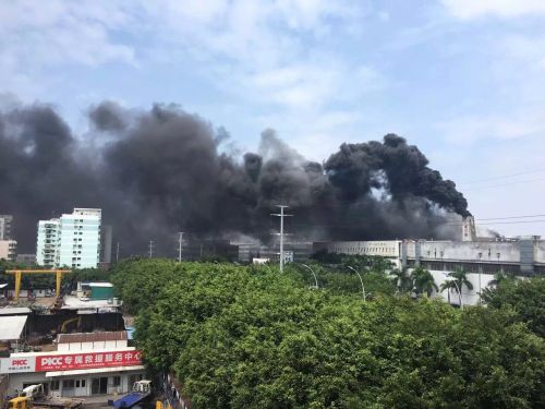 廈門金旅客車廠房突發大火 煙霧漫天遮了半個湖里 廈門金旅客車廠房突發大火 煙霧漫天遮了半個湖里