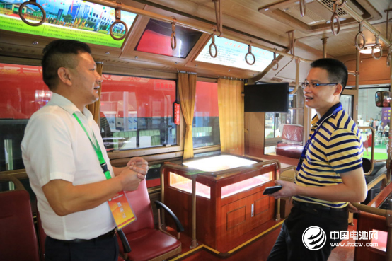 (營銷一部副總經理杜榮生邀請客戶登上仿古鐺鐺車上作全面了解) (營銷一部副總經理杜榮生邀請客戶登上仿古鐺鐺車上作全面了解)