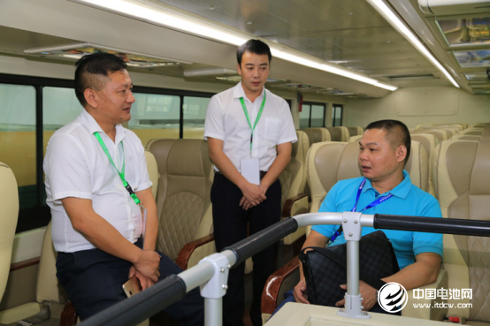 (營銷一部副總經理杜榮生為客戶現場講解客車性能品質) (營銷一部副總經理杜榮生為客戶現場講解客車性能品質)