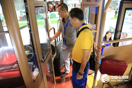 駕駛座艙的設(shè)計非常不錯，確保了司機不受外界影響安全駕駛