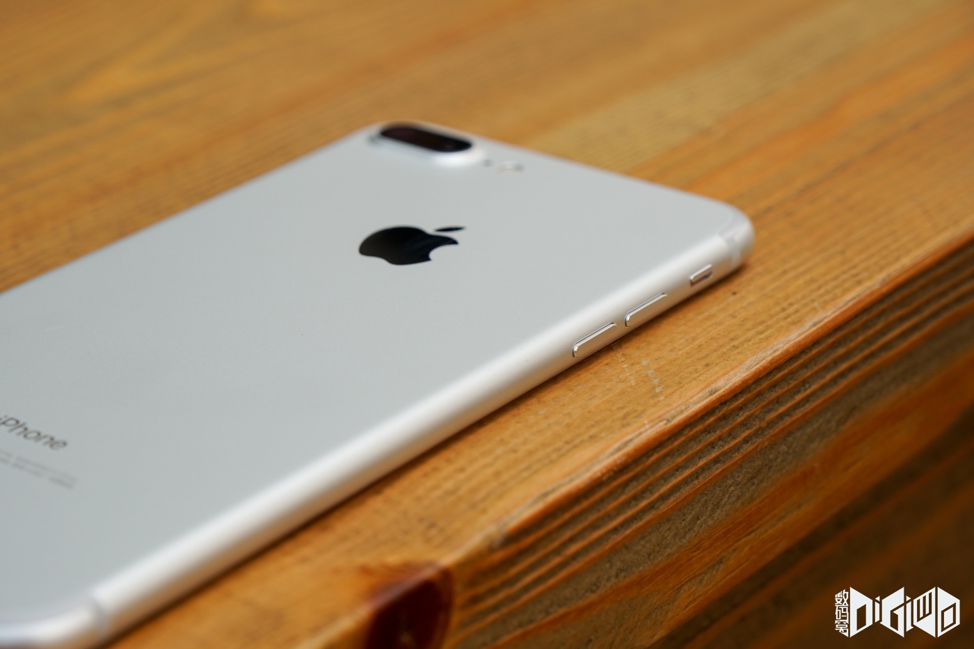 iPhone 7 Plus銀色開箱 續航時間比iPhone 6s高2小時