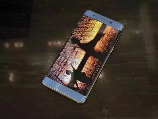 用戶投訴替換后三星Note 7電池過(guò)熱耗電快 加大召回難度 用戶投訴替換后三星Note 7電池過(guò)熱耗電快 加大召回難度