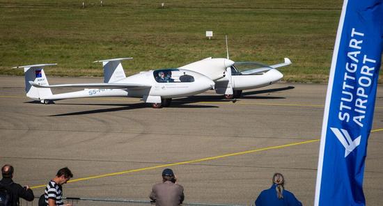 首架4人座混合燃料電池飛機在德國試飛