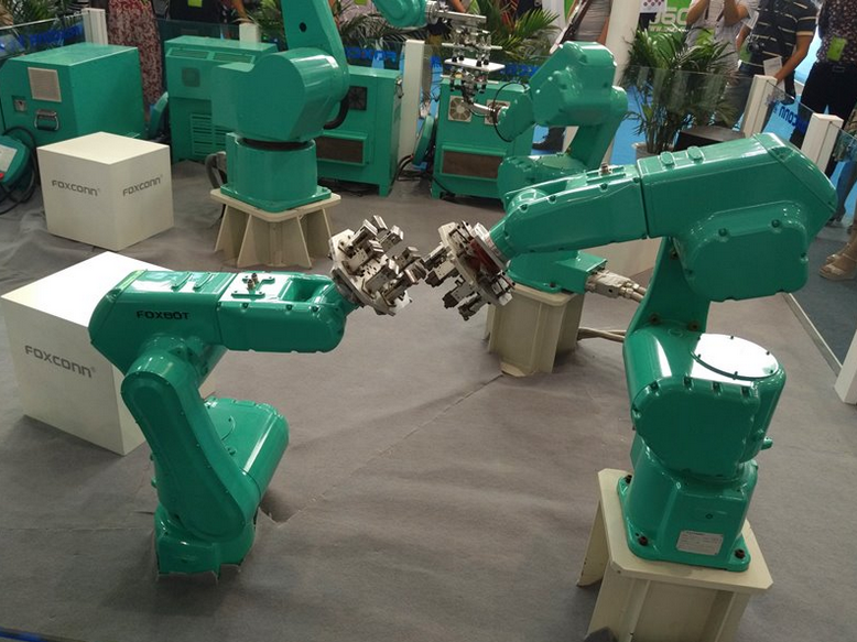 富士康已在內(nèi)地工廠部署4萬臺(tái)機(jī)器人 用于組裝蘋果公司產(chǎn)品 富士康已在內(nèi)地工廠部署4萬臺(tái)機(jī)器人 用于組裝蘋果公司產(chǎn)品