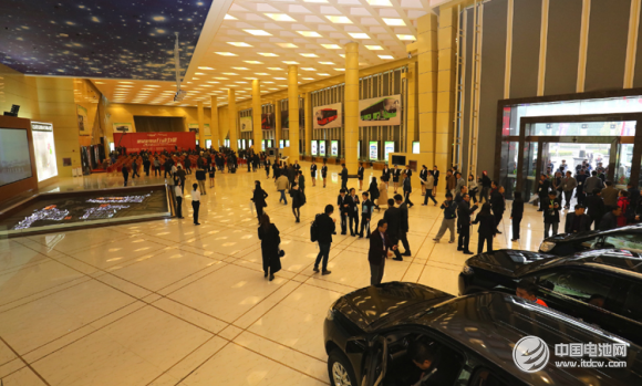 來賓們參觀河北武安銀隆新能源展廳 來賓們參觀河北武安銀隆新能源展廳