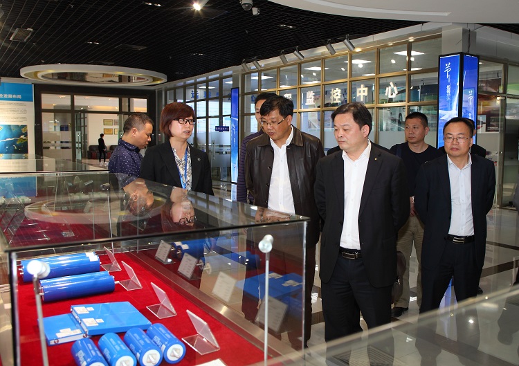 領導一行了解銀隆最新的電池產品 領導一行了解銀隆最新的電池產品