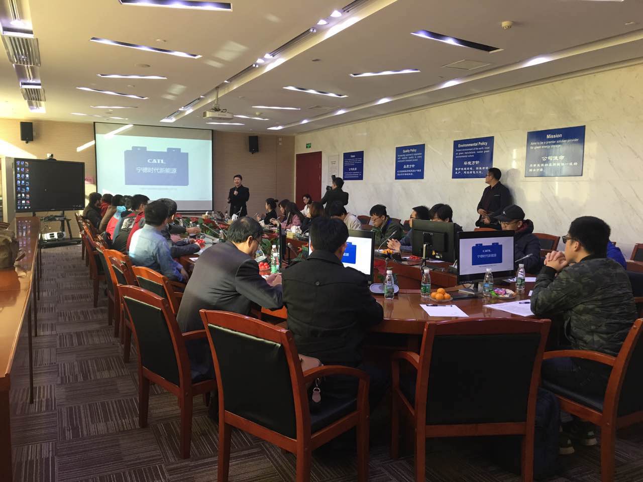 CATL市場總監楊琦向媒體介紹情況