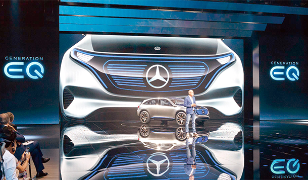 2016年10月舉行的巴黎車展上,奔馳發(fā)布了旗下全新純電動SUV概念車,而該車被正式命名為“Generation EQ”。
