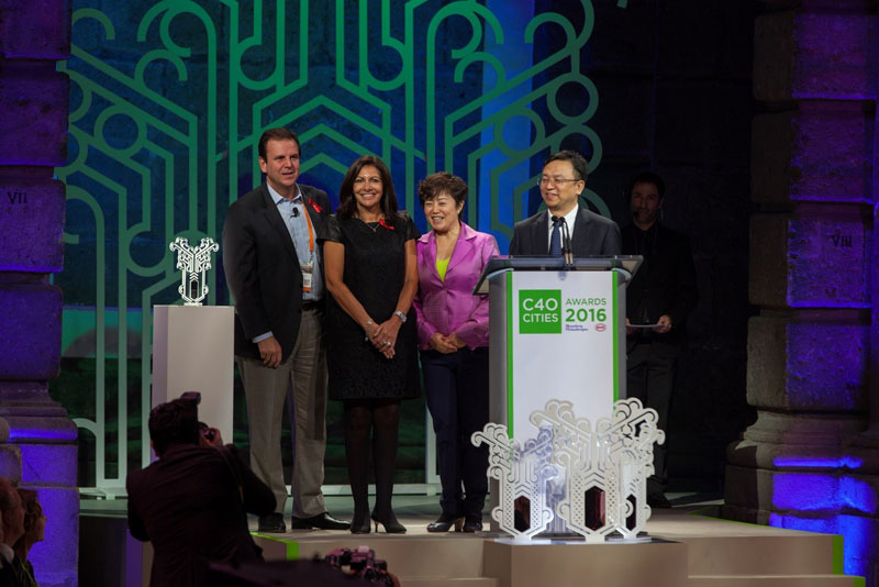 王傳福先生向巴黎市長Hidalgo頒發“全球氣候領袖獎” 王傳福先生向巴黎市長Hidalgo頒發“全球氣候領袖獎”