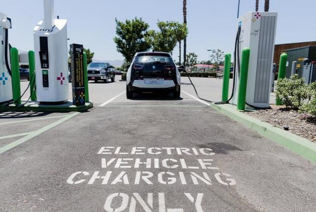 加州電力公司擬籌集逾10億美元建電動汽車充電站