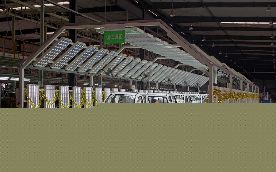 ▲齊河工廠車(chē)間內(nèi)，員工正在仔細(xì)檢查車(chē)輛。