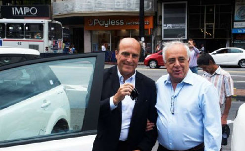 蒙得維的亞市市長馬丁內斯（左）高度贊賞比亞迪e6