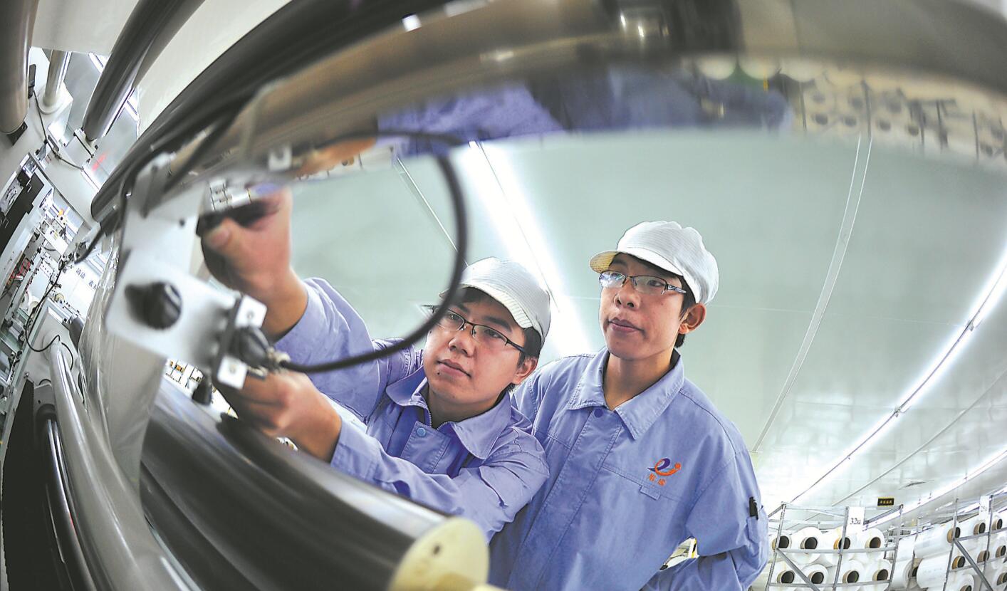 福清洪寬工業村的旭成(福建)科技股份有限公司車間里 工人正在生產鋰電池隔膜 福清洪寬工業村的旭成(福建)科技股份有限公司車間里 工人正在生產鋰電池隔膜