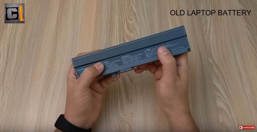 在筆記本電腦連接著顯示屏的地方，有一塊用來存儲電能的電池。這塊電池如果出現(xiàn)問題的話，會導(dǎo)致我們無法正常使用電腦。那么當(dāng)你手拿著一塊廢舊的筆記本電池的時(shí)候，該如何處理它呢？接下來小編就教大家把它變成一個(gè)隨身攜帶的移動電源。