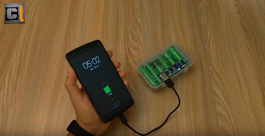 經(jīng)過八小時(shí)的充電之后，將手機(jī)連接到數(shù)據(jù)線上，很快，你就會看到手機(jī)已經(jīng)進(jìn)入到了充電的模式當(dāng)中，一個(gè)由筆記本電池改造的移動電源也已經(jīng)完成了。如果你覺得有趣的話，那就把它分享出去吧。