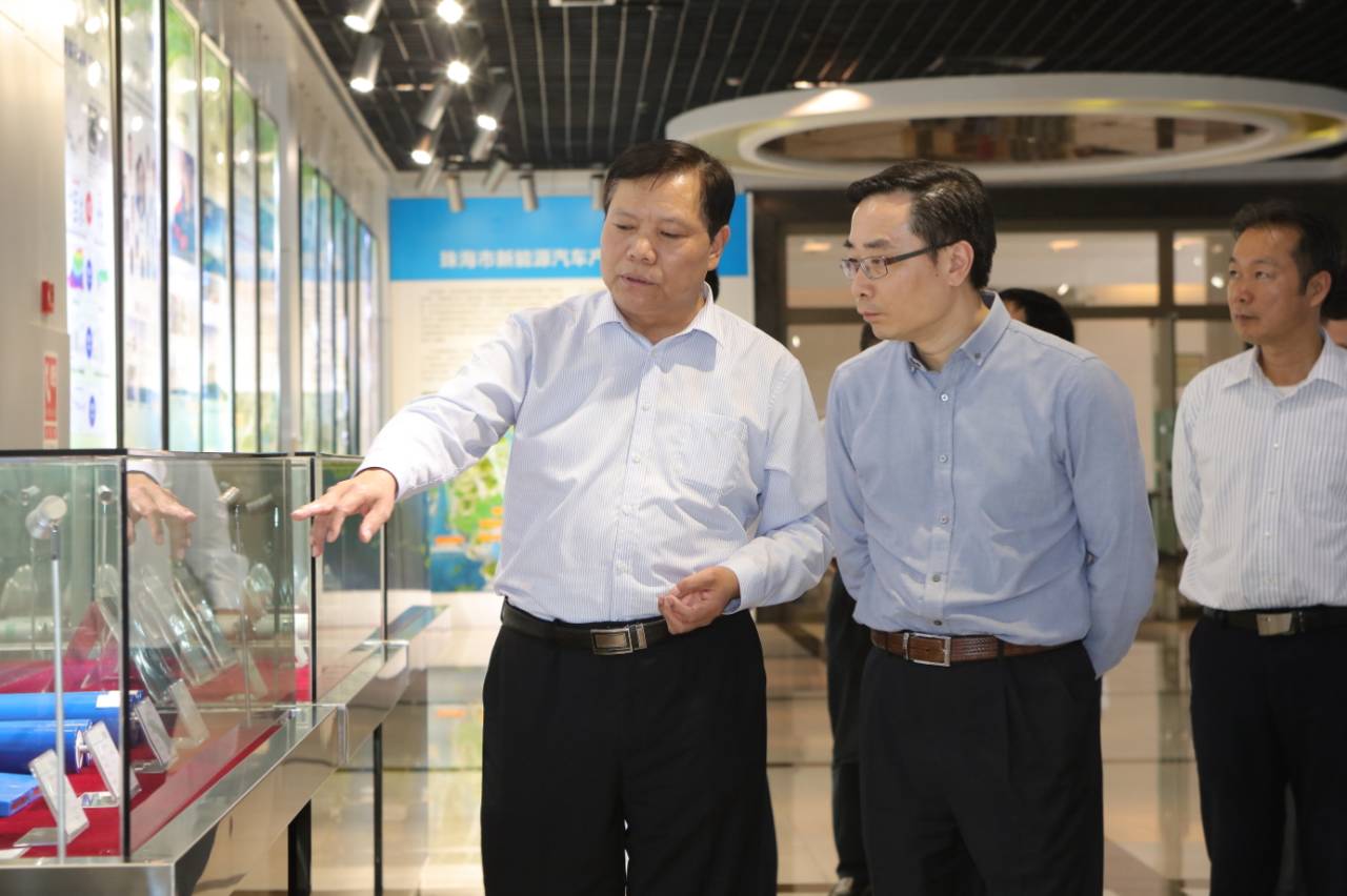 珠海代市長李澤中在銀隆新能源董事長魏銀倉陪同下考察銀隆新能源珠海產業園
