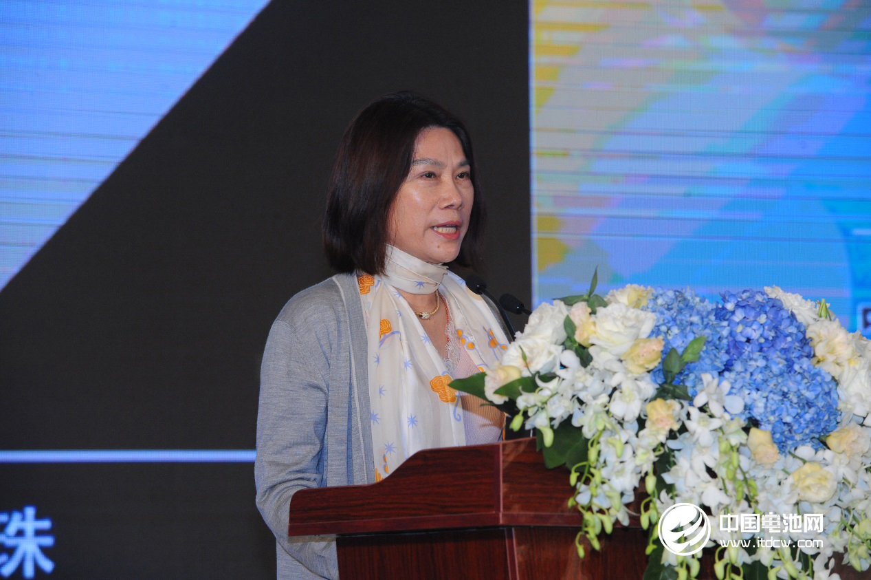 銀隆新能源名譽董事長董明珠在開幕論壇上發表演講