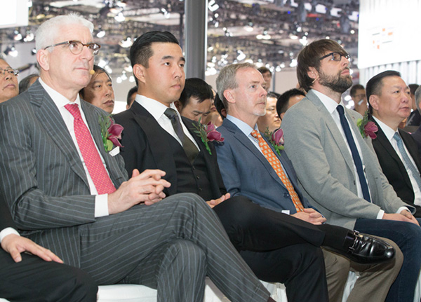 仰融之子Carter Yeung（左二）現身發布會現場