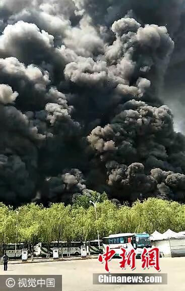 北京蟹島度假村停車場突發大火 北京蟹島度假村停車場突發大火