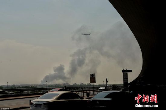 北京蟹島度假村停車場突發大火 北京蟹島度假村停車場突發大火