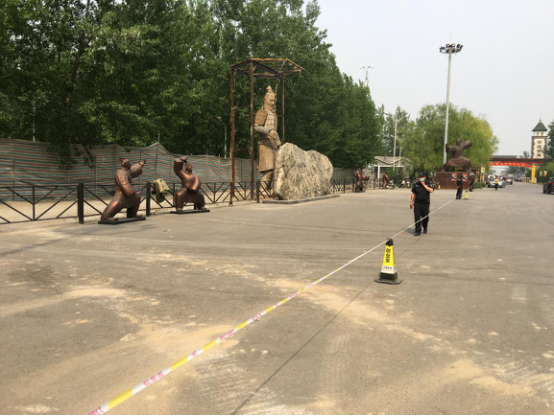 事故現(xiàn)場被圍起并拉上了警戒線 走近拍攝或遠拍均會被安保人員驅(qū)趕