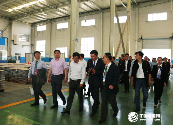 與會代表參觀奧冠集團展廳、車間