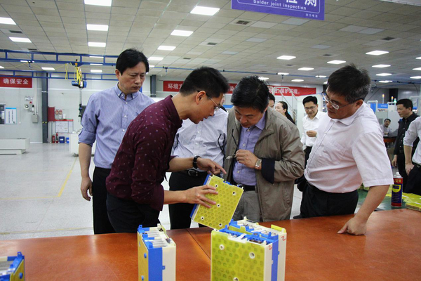 李志剛一行現場了解PACK生產工藝