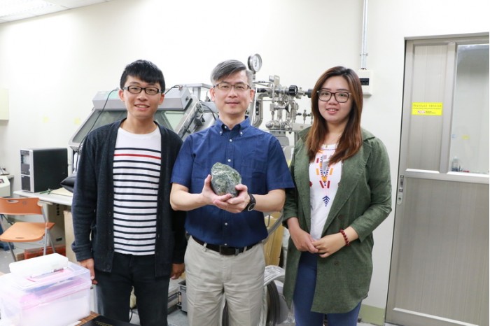 臺(tái)灣教授成功研制天然礦電池 比石墨烯更優(yōu)異