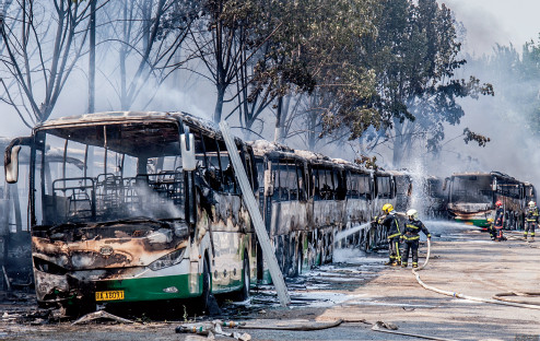 5月1日，北京市朝陽區東葦路蟹島度假村停車場汽車起火，數十輛新能源電動車大巴損毀。
