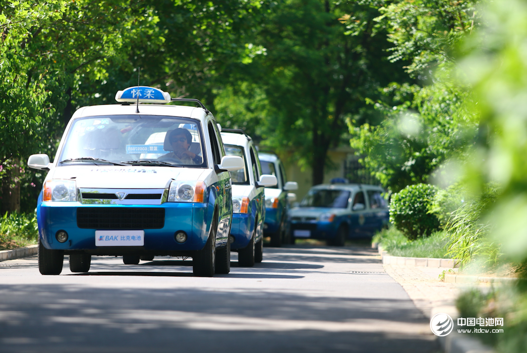 圖：由比克動力電池驅(qū)動的北汽福田迷迪新能源出租車