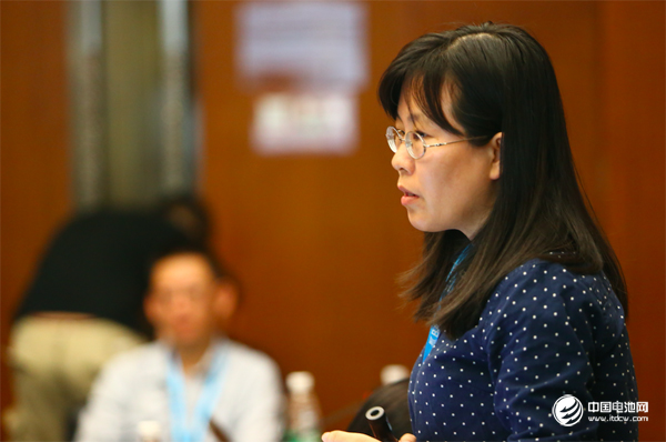 圖：比克電池研究院電芯技術(shù)部部長邱沫介紹公司研發(fā)情況