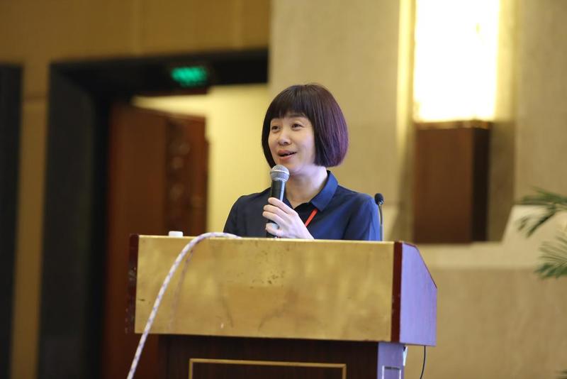 沈陽蓄電池研究所、中國(guó)電器工業(yè)協(xié)會(huì)鉛酸蓄電池分會(huì)的部長(zhǎng)梁晶晶正在演講