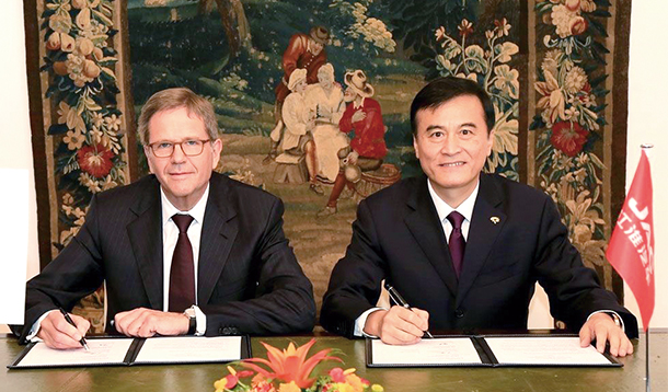 2016年9月，大眾中國總裁兼CEO海茲曼（左）與江淮汽車董事長安進（右）在德國簽訂《合作合資諒解備忘錄》。