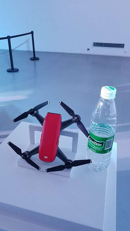 Spark掌上無(wú)人機(jī)與礦泉水對(duì)比圖