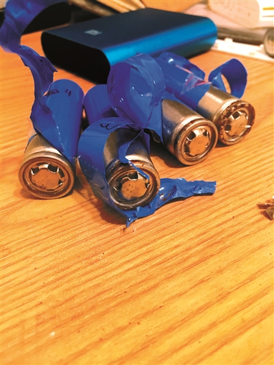 拆掉包裝膜的“山寨小米”電池上布滿銹點