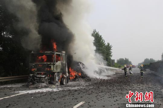 消防官兵緊急撲救。 王基達 攝 消防官兵緊急撲救。 王基達 攝