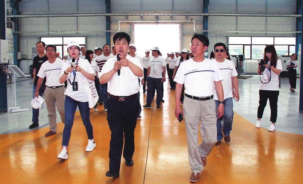 參加電池百人會的企業家在遼源市汽車改裝有限公司參觀