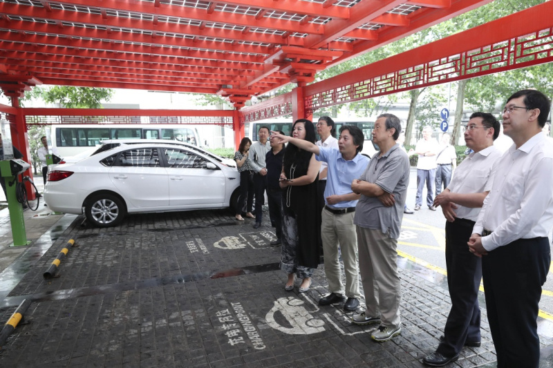 馬凱在北京深入新能源汽車充換電設(shè)施、充電服務(wù)平臺、分時租賃等單位調(diào)研
