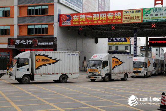 馬幫鏢局用新沃運(yùn)力純電動(dòng)物流車送貨