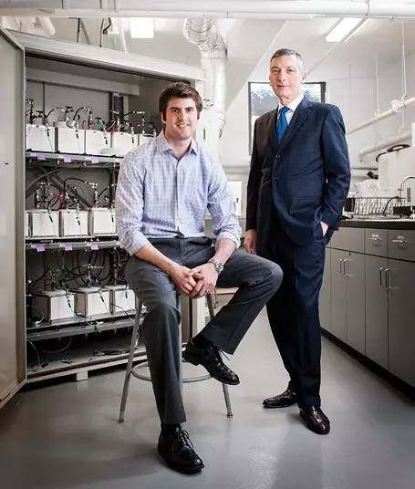 圖 | Ambri聯合創始人Donald Sadoway（右）