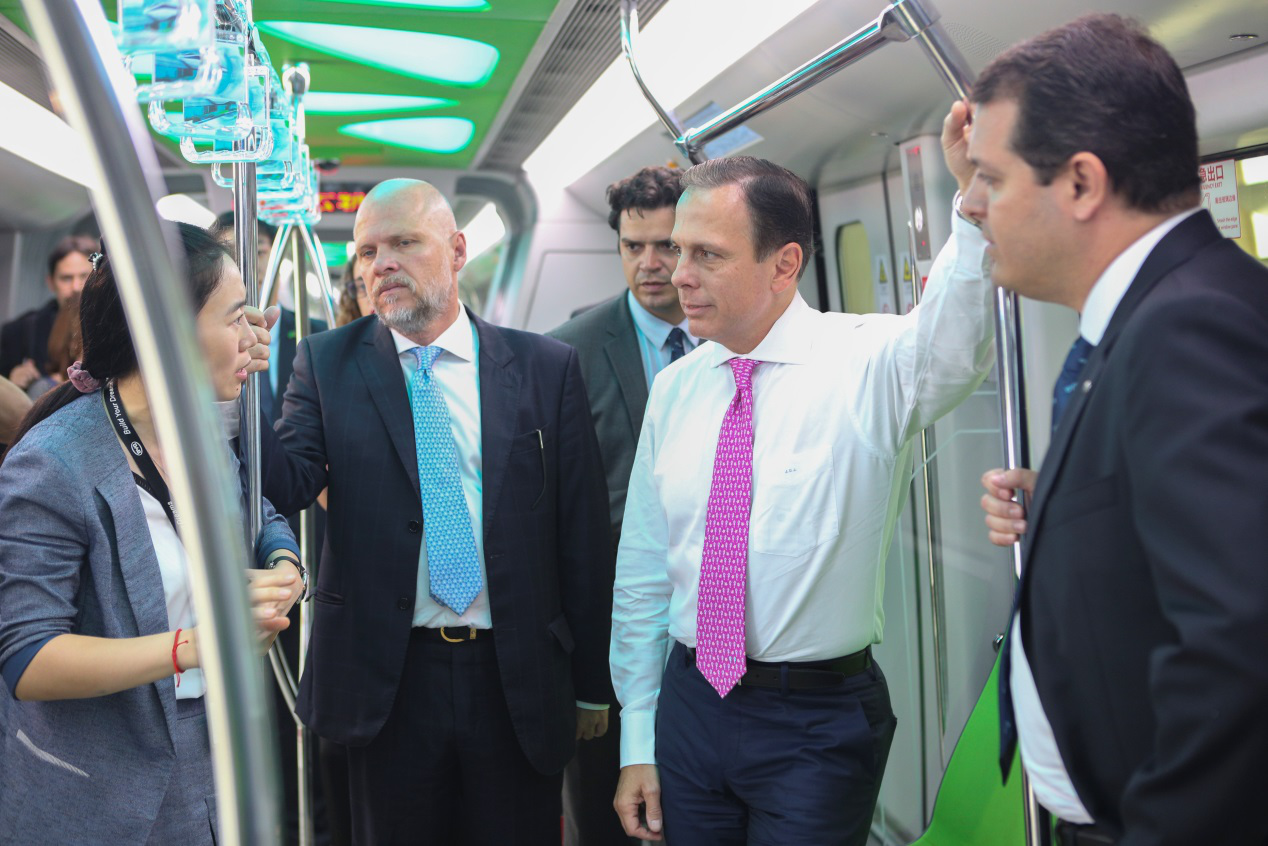 圣保羅市市長若昂·多利亞于比亞迪總部體驗云軌