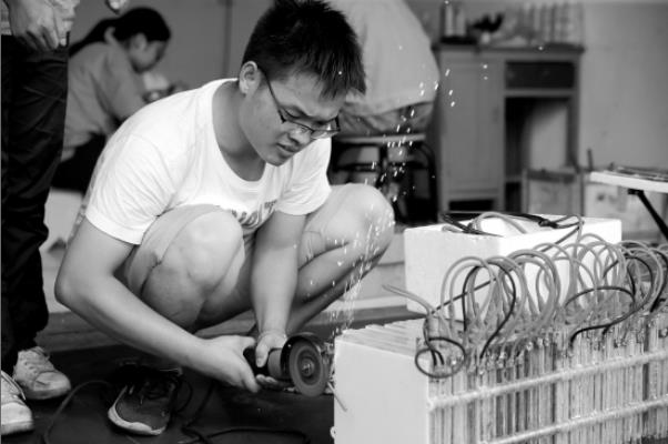 長沙理工大學師生研制新型電池 電動車加鹽水就能跑300公里