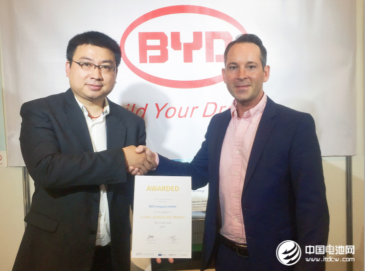 比亞迪儲能業務發展總監郭彬（左）接受評選組委會頒獎