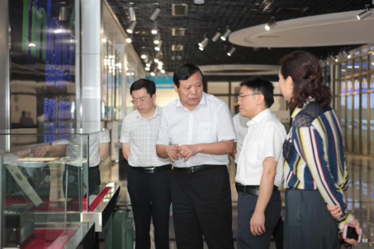 魏銀倉董事長為鄭建榮廳長一行介紹鈦酸鋰材料及電池產品