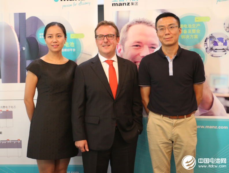 亞智系統科技（蘇州）有限公司總經理 Martin Kroboth （中）銷售經理權循瑞（左）副總裁黃健宏（右）