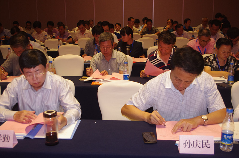 學會成員在認真填寫選票