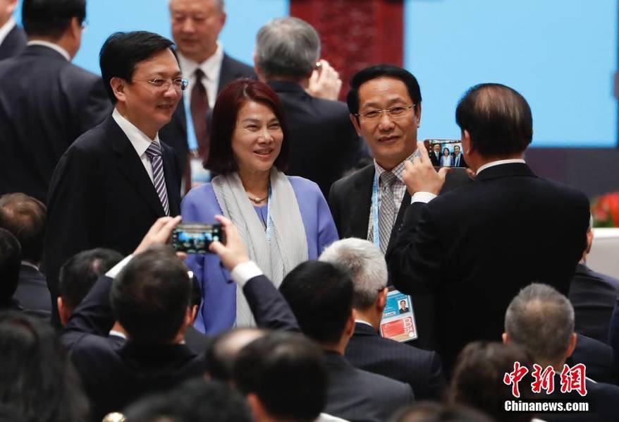 董明珠等在開幕式前合影(圖片來源:中新網) 董明珠等在開幕式前合影(圖片來源:中新網)