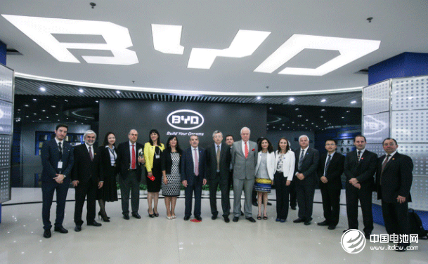 智利前總統Eduardo Frei（左七）一行到訪比亞迪全球總部