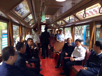 交通運輸部副部長劉小明乘坐體驗銀隆新能源鐺鐺車