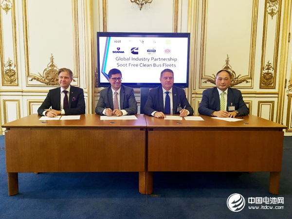 比亞迪歐洲汽車銷售事業(yè)部總經(jīng)理何一鵬（右一）與其他三家企業(yè)代表簽署聲明